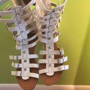 WHITE GLADIATOR SANDALS WITH RHINESTONE ACCENT